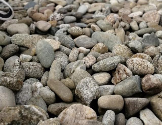Галька речная пестрая (20-40 мм.)  купить в Евпатории от производителя, без посредников